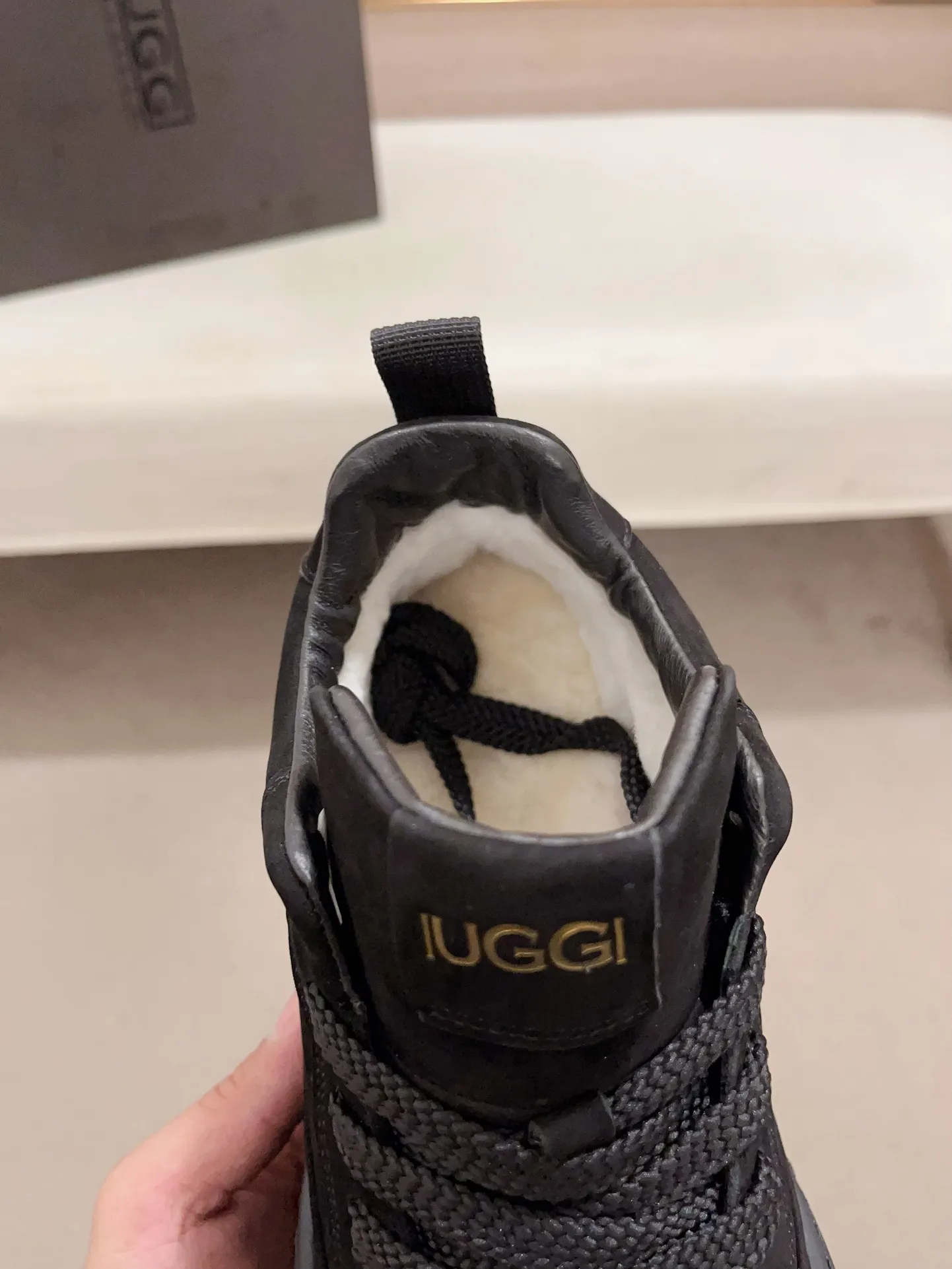 Factory price: 800💰North American men's shoes Ugg ☃️In the special sale of new high-quality men's shoes snow boots in autumn and winter, the nemesis of extreme cold weather! Made of cowhide leather, merino wool lining, and original outsole, whether driving, outdoor or daily wear, there is always one that suits you! Code number 39-44